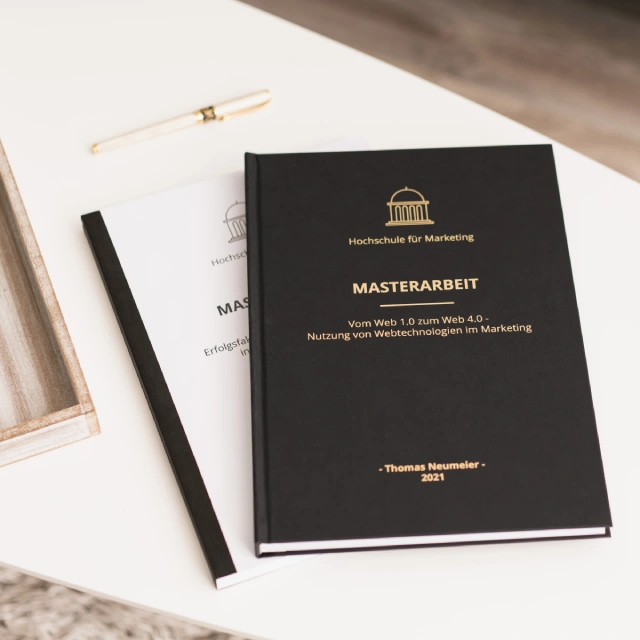 Hardcover in Schwarz mit goldener Prägung
